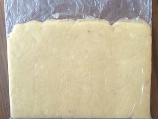 7、红薯酥,将面团装入保险袋内，用擀面杖擀成8mm厚度的薄片。