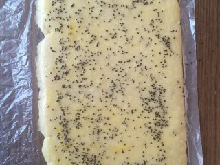 8、红薯酥,轻轻剪开保鲜袋，面饼表面刷鸡蛋液，撒适量黑芝麻。