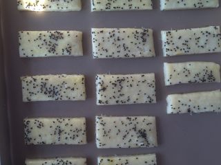 9、红薯酥,切成喜欢的形状，放入烤盘中。