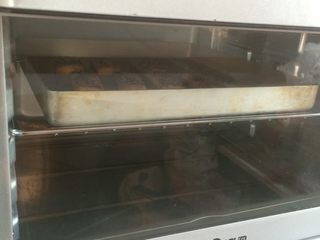 11、红薯酥,将烤盘放入烤箱中，上下火170度，25分钟，上色满意即可。