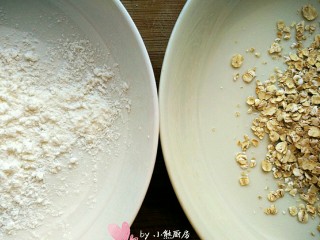 3、燕麦脆皮香蕉卷,准备一份淀粉和一份燕麦片