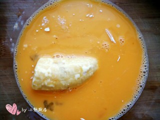 5、燕麦脆皮香蕉卷,然后把裹满淀粉的香蕉放入蛋液中，用同样的方法裹上蛋液