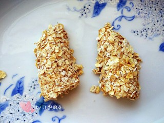 7、燕麦脆皮香蕉卷,把所有的香蕉段都变成香蕉卷之后，就可以准备煎制了