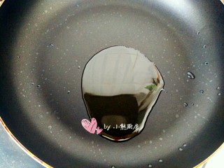 8、燕麦脆皮香蕉卷,锅中倒入适量食用油