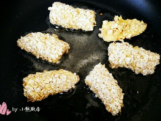 9、燕麦脆皮香蕉卷,等油温升至七成热，下入香蕉卷