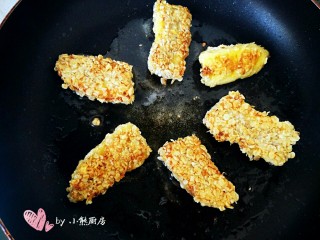 10、燕麦脆皮香蕉卷,煎至表面焦黄，翻个面继续煎