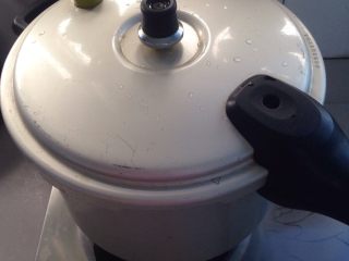 2、快煮小米养生粥,大火煮到出气，转小火。10分钟左右，开锅放红糖，3分钟左右！开锅。提示喜欢甜可增加。