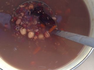 3、快煮小米养生粥,放凉出锅！搅拌均匀。