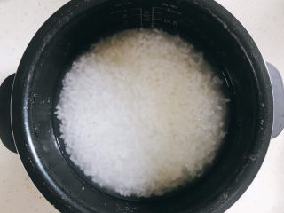 1、香菇滑鸡粥,先用电饭煲煮好一锅白粥