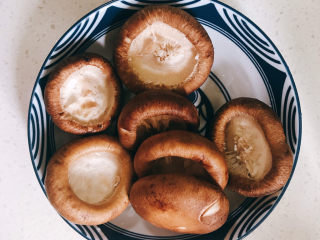 2、香菇滑鸡粥,香菇去蒂洗干净