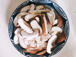 3、香菇滑鸡粥,切片