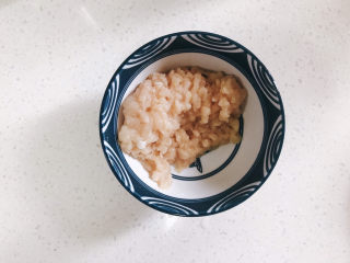 4、香菇滑鸡粥,鸡胸肉剁碎