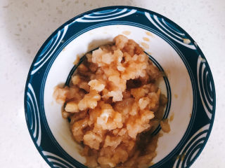 5、香菇滑鸡粥,加入少量胡椒粉和生抽拌匀腌制一会