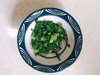 6、香菇滑鸡粥,切少量葱花备用