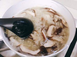 7、香菇滑鸡粥,白粥中加入香菇片中火煮5分钟