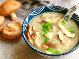 10、香菇滑鸡粥,撒葱花