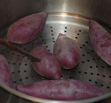 1、紫薯糯米团,紫薯不要去皮，洗净蒸熟，用筷子可以轻松插入就蒸好了。