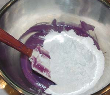 3、紫薯糯米团,打好的泥倒入盆中，去掉损耗约余225克紫薯泥，加入130克糯米粉和40克玉米淀粉，粉不要一次性全加进去，按面粉的吸水性不同适当调整。