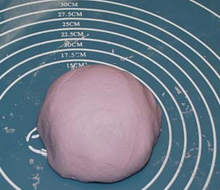 4、紫薯糯米团,揉成不硬不软的面团即可。