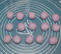 6、紫薯糯米团,揉好的面团分成25克一个，揉圆后盖上保鲜膜防干裂。