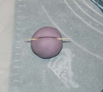 8、紫薯糯米团,用牙签对角压出形状。