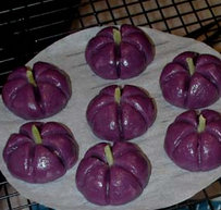 11、紫薯糯米团,蒸锅上可以抹一层油，或垫上硅油纸，水开后上锅蒸，大约10分钟左右就可以了。