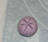 9、紫薯糯米团,再四周压一下。