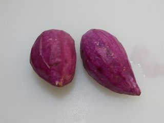 1、紫薯西米粥,将新鲜紫薯洗净去皮，