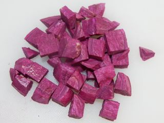 2、紫薯西米粥,切成小粒