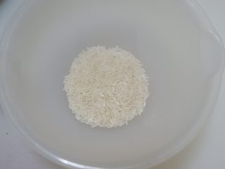 3、紫薯西米粥,大米放入容器