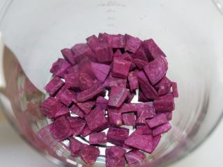 6、紫薯西米粥,将紫薯粒放入养生壶（或者电饭煲，汤锅等...）。