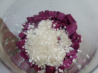 7、紫薯西米粥,然后放入大米和西米