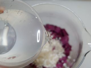 8、紫薯西米粥,加入800毫升清水。