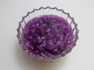 10、紫薯西米粥,煮好的粥，装入碗中。