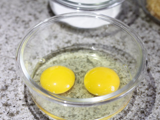 2、芝心芋头酥,在等蒸芋头的同时，将鸡蛋打散