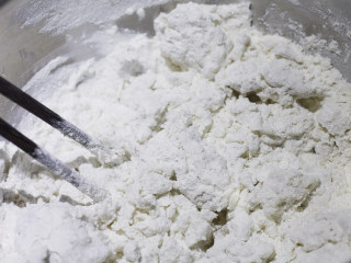 4、芝心芋头酥,在芋泥中倒入面粉与砂糖，搅拌均匀后和成面团，放置醒5分钟左右