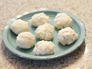 6、芝心芋头酥,将面团分成均匀大小，这个方子可以分10-12个