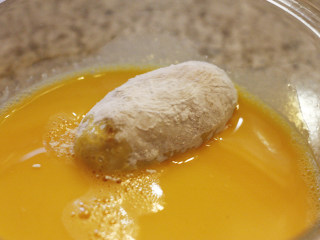 10、芝心芋头酥,再到蛋液中滚一滚