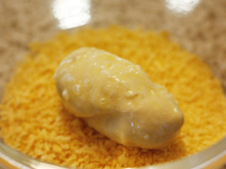 11、芝心芋头酥,最后包裹上一层面包糠