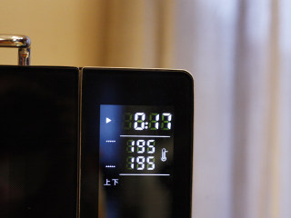 13、芝心芋头酥,烤箱预热，上下管195度17分钟，预热结束后将温度调低至170度。烤盘及芋头送入烤箱