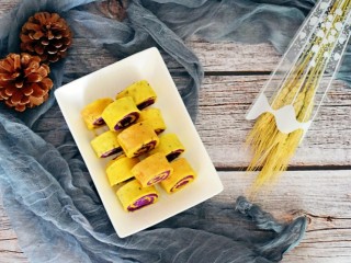 17、紫薯糯米鸡蛋卷,装盘即可。