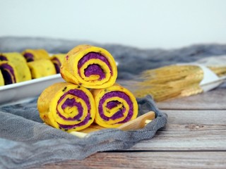 19、紫薯糯米鸡蛋卷,黄橙橙的鸡蛋糯米卷,搭配紫色的紫薯,颜值很高,很漂亮啊,有木有!