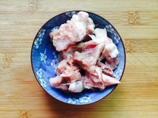 1、#猪肋排#筒骨胡萝卜粥,筒骨剁小块清洗干净