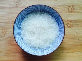 2、#猪肋排#筒骨胡萝卜粥,大米清洗一下浸泡二十分钟