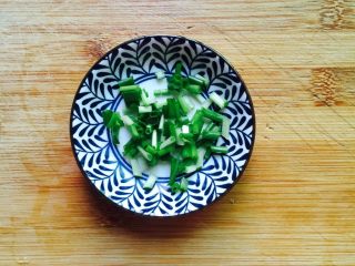 4、#猪肋排#筒骨胡萝卜粥,小葱洗净切圈