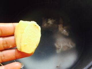 16、#猪肋排#筒骨胡萝卜粥,放入姜片