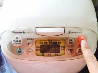 18、#猪肋排#筒骨胡萝卜粥,盖上锅盖摁煮粥功能键约60分钟