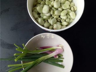 1、葱香蚕豆,蚕豆剥壳洗净，小葱洗净； 