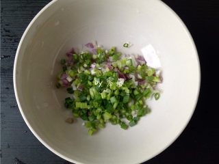 2、葱香蚕豆,将小葱切碎；