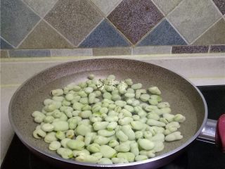 5、葱香蚕豆,放入蚕豆焯水；